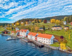 una vista aérea de una ciudad junto al agua en Angvik Gamle Handelssted - by Classic Norway Hotels en Angvik