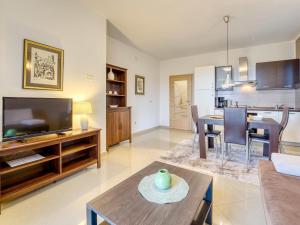 Apartment Villa Tara-2 by Interhome في بريزيتش: غرفة معيشة مع تلفزيون وغرفة طعام