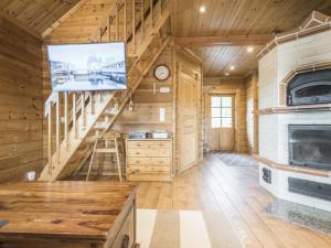 een woonkamer met een tv in een blokhut bij Holiday Home Liisakallela by Interhome in Sonkajärvi