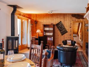een woonkamer met open haard en een tafel bij Apartment Lake Placid A7 by Interhome in Nendaz