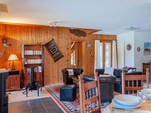 een woonkamer met een bank en een tafel bij Apartment Lake Placid A7 by Interhome in Nendaz +39 foto's