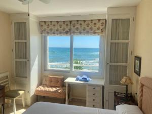 una camera da letto con finestra con vista sull'oceano di Apartment Playa Real by Interhome a Marbella