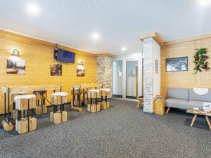 een wachtkamer met een bank en krukken bij Apartment T-Resort La Tzoumaz 2p4 vue vallée by Interhome in La Tzoumaz