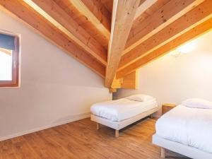 Кровать или кровати в номере Apartment T-Resort La Tzoumaz 4p8 vue vallée by Interhome