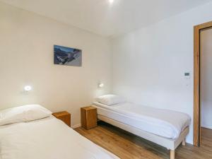 ラ・ズマにあるApartment T-Resort La Tzoumaz 4p10 by Interhomeのベッドルーム1室(ベッド2台、鏡付)