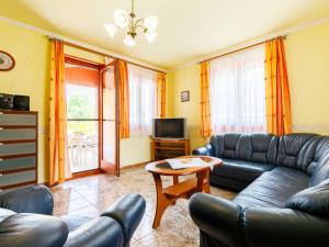 TV a/nebo společenská místnost v ubytování Holiday Home Narcisse by Interhome