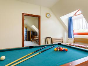 Biliár nebo kulečník v ubytování Holiday Home Narcisse by Interhome