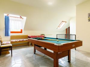 Biliár nebo kulečník v ubytování Holiday Home Narcisse by Interhome