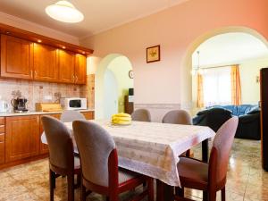 Kuchyň nebo kuchyňský kout v ubytování Holiday Home Narcisse by Interhome