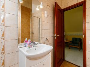 Koupelna v ubytování Holiday Home Narcisse by Interhome