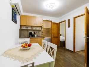 Kuchyň nebo kuchyňský kout v ubytování Apartment Liget by Interhome