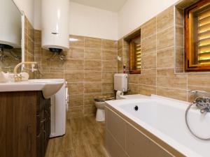Koupelna v ubytování Apartment Liget by Interhome