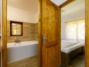 Postel nebo postele na pokoji v ubytování Apartment Liget by Interhome