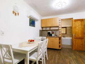 Kuchyň nebo kuchyňský kout v ubytování Apartment Liget by Interhome