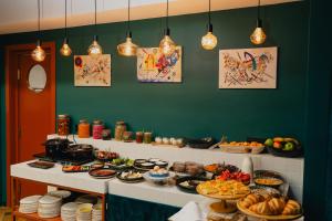 un buffet con muchos platos de comida a la vista en About Sololaki en Tiflis