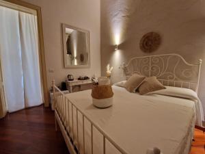 1 dormitorio con cama blanca y espejo en Apulia Journey - Manzoni 11, en Bari