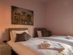 sypialnia z 2 łóżkami i ręcznikami w obiekcie Pass the Keys City centre w mieście Doncaster