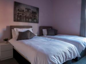 Tempat tidur dalam kamar di Pass the Keys City centre
