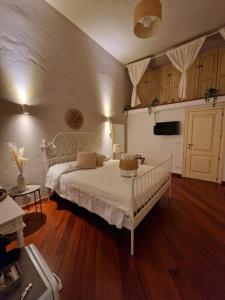 1 dormitorio con 1 cama blanca y cocina en Apulia Journey - Manzoni 11, en Bari