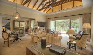un soggiorno con divano e una sala da pranzo di Hemingways Nairobi a Nairobi