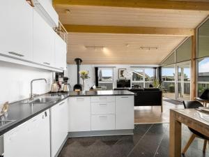 Kuchyň nebo kuchyňský kout v ubytování Holiday Home Samuil - 300m to the inlet in The Liim Fiord by Interhome