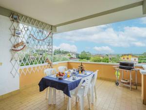 comedor con mesa y sillas en el balcón en Apartment Villa Magia by Interhome en Mommio