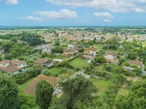 una vista aérea de un suburbio residencial en Apartment Villa Magia by Interhome en Mommio