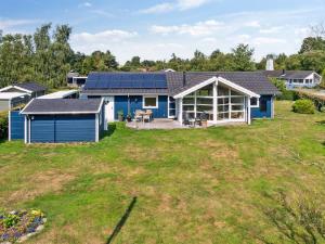 een huis met zonnepanelen op het dak bij Holiday Home Asvalde - all inclusive - 200m to the inlet by Interhome in Vordingborg