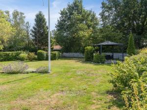 un parque con cenador en un patio en Holiday Home Asvalde - all inclusive - 200m to the inlet by Interhome, en Vordingborg