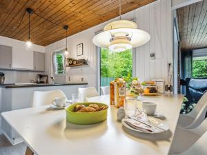 eine Küche mit einem Tisch mit einer Schüssel Essen drauf in der Unterkunft Holiday Home Nyalle - 30km from the sea in Western Jutland by Interhome in Toftlund