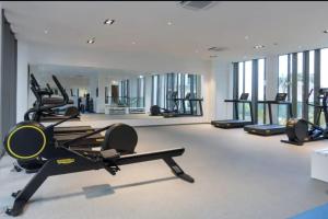 un gimnasio con varias cintas de correr y máquinas cardiovasculares en Studio unit @ Airport The Lennox en Accra