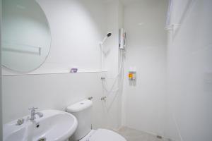 a bathroom with a sink and a toilet and a mirror at Nut Home Hostel in Ban Ko