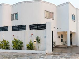 un edificio blanco con plantas delante en Luxury home with class, en Accra
