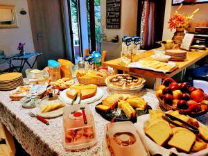 una mesa cubierta con muchos tipos diferentes de comida en La Perla del Sud, en Teulada