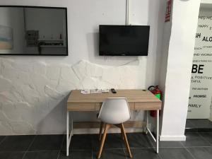 TV a/nebo společenská místnost v ubytování ViNALUX