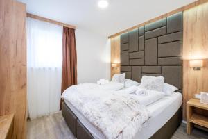 een slaapkamer met een groot bed en een wastafel bij TOP 8 Apartment - Zell am See - Kaprun in Piesendorf