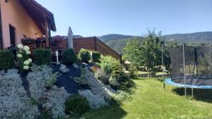 a garden in front of a house at Ranczo pod Klimoską in Rzyki