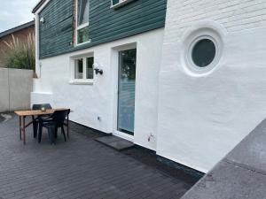 um pátio com uma mesa em frente a uma casa em Apartment BB43 em Düren - Eifel