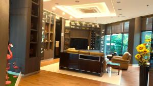 um quarto com uma adega com uma mesa e cadeiras em Nest n Rest Hotel em Ban Bang Toei (1)