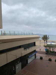 een uitzicht op een gebouw met het strand op de achtergrond bij VV Janoa Playa Canteras in Las Palmas de Gran Canaria