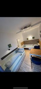 um quarto com duas camas e uma mesa em Moderne Monteurzimmer Vu em Dortmund