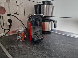 a coffee maker sitting on top of a counter at Grieks vakantiehuis To Kalokairi in Kalamákion