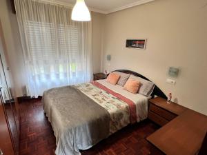 1 dormitorio con cama, mesa y ventana en Sole en Ajo