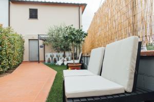 een paar witte stoelen op een patio bij Country Chic Pistoia-casa in campagna con giardino in Pistoia
