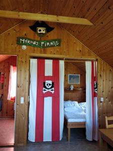 1 dormitorio con 1 cama en una cabaña de madera en Myrhoj Camping, en Myrhøj