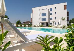 a swimming pool in front of a building at REEAS APARTAMENT 13 in Chişoda