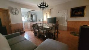 a dining room with a table and chairs and a kitchen at Casita de invitados en Otura in Otura