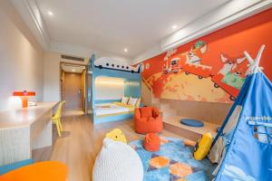 Habitación infantil con litera y zona de juegos en Holiday Inn Resort Chaohu Hot Spring, an IHG Hotel en Chaohu