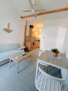 una sala de estar con un sofá y una mesa en Zeusplace Anastasia's Apartment 2, en Litóchoron