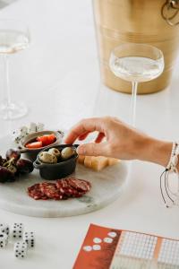 een tafel met een bord eten en een glas wijn bij Boutique B&B Erve Hasselo in Vorden